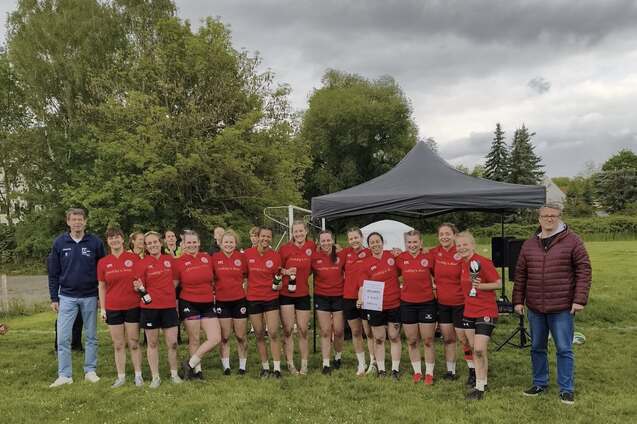 Gruppenfoto Hamburger Auswahl 7er-Rugby Landesverbandsmeisterschaft mit Pokal und Urkunde