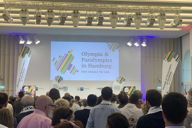 Olympiaveranstaltung in der Handelskammer Hamburg mit Bühne und Publikum