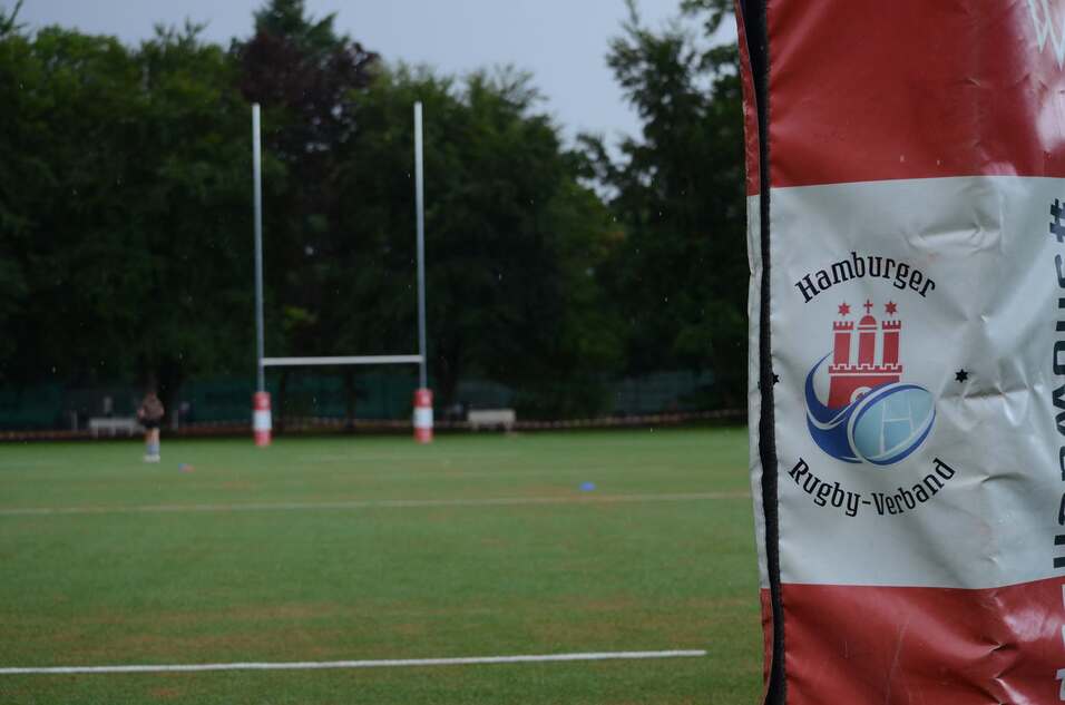 Goalpost mit Pad und Logo des Hamburger Rugby-Verbandes